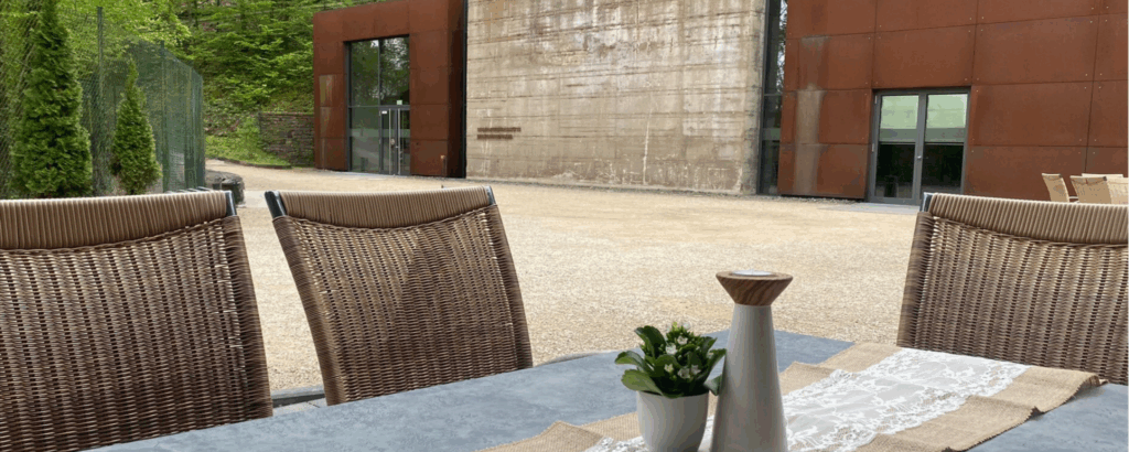 tisch am bistro des regierungsbunkers mit sicht auf den regierungsbunker